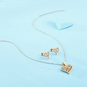 Parure collier et boucles d'oreilles cœur en acier titane doré avec motif floral ajouré