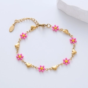 Detail of 18k gold plated stainless steel bracelet with pink daisy and heart charms