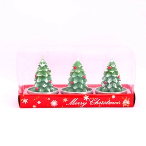 Trois bougies en forme de sapin de Noël vert dans une boîte rouge Joyeux Noël festive