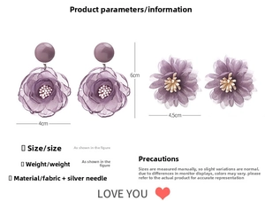 Vue détaillée des boucles d'oreilles fleurs en mousseline violette avec dimensions et perles