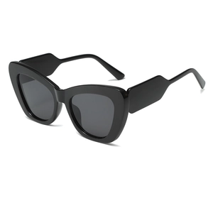 Modische Cat-Eye-Sonnenbrille in glänzendem Schwarz mit markanten geometrischen Bügeln