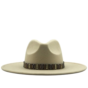 Chapeau fedora classique en laine beige à large bord avec bande décorative en coquillages