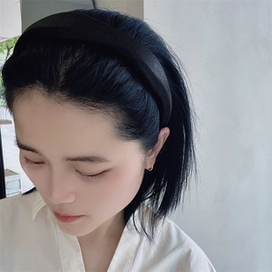 Cerchietto largo in tessuto nero per donna con design minimalista antiscivolo