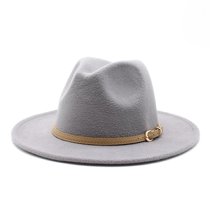 Detail eines grauen Fedora-Hutes mit hellbraunem Lederband und goldener Schnalle