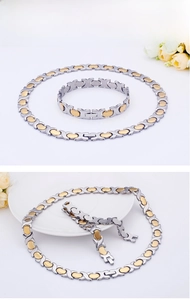 Dettaglio del set collana e bracciale a cuore in acciaio al titanio con finitura mista