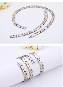 Dettaglio del set collana e bracciale bicolore con maglie a cuore in acciaio