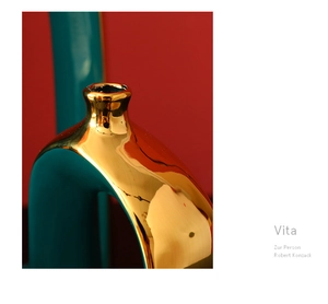 Detailansicht der Vita Keramikvase mit goldplattiertem Rand und dunkelgrüner Glasurtextur