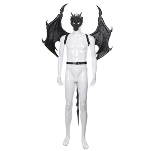 Detail van zwarte drakenvleugels voor cosplay met realistische schubbenstructuur en bandjes