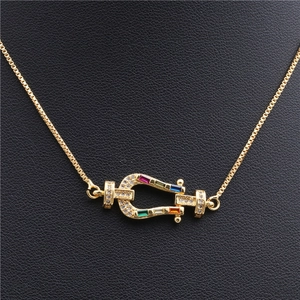 Collana a ferro di cavallo dorata con zirconi chiari e gemme colorate su catena