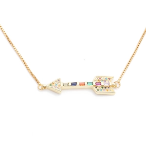 Collana dorata con pendente a freccia e zirconi colorati su catena a maglia veneziana