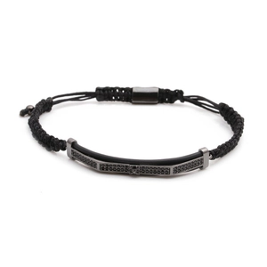 Dettaglio del bracciale da uomo in corda intrecciata nera con barra in zirconi neri