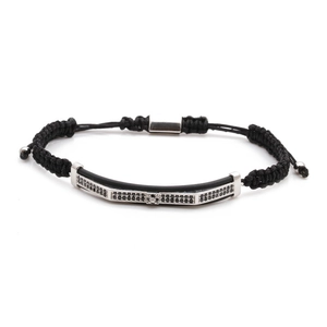 Dettaglio del bracciale regolabile in corda intrecciata nera con barra in metallo e zirconi