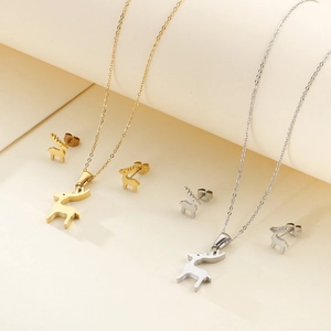 Set alla moda con collana e orecchini a perno con renna in oro e argento