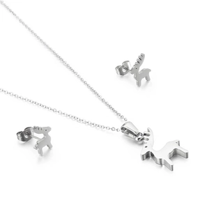 Elegante set di gioielli con collana e orecchini a forma di cervo argento su fondo bianco