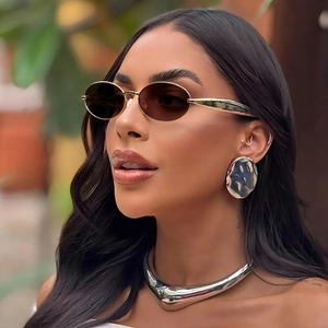 Lunettes de soleil ovales en métal doré avec verres dégradés et boucles d'oreilles