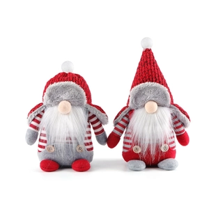 Lot de poupées nains de Noël rouges et gris avec boutons en bois sur fond blanc