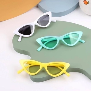 Occhiali da sole da bambino cat-eye in bianco, verde menta e giallo su supporti