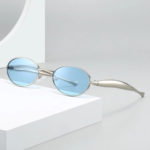 Lunettes de soleil rétro à monture ovale en métal argenté avec verres bleu clair