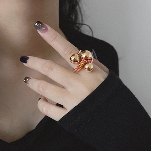 Elegante anello regolabile in oro con tre sfere e design industriale minimalista