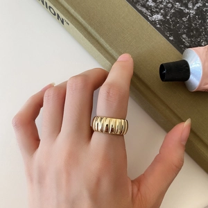 Bague croissant en argent sterling 925 de style français avec texture plissée dorée