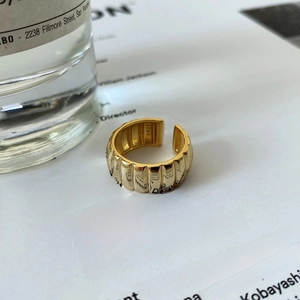 Détail du poinçon S925 sur une bague large en argent sterling plaqué or 18 carats rétro