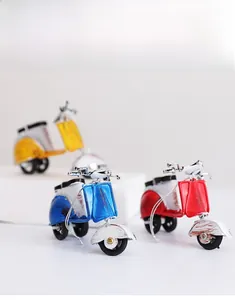 Detail van vintage handgemaakte ijzeren scooter modellen met verweerde antieke afwerking