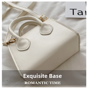 Detailansicht der weißen Mini-Trapeztasche mit goldenen Beschlägen und glatter PU-Oberfläche