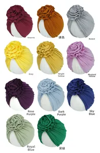 Grille de turbans tricotés pour bébé avec grandes fleurs plissées en onze couleurs