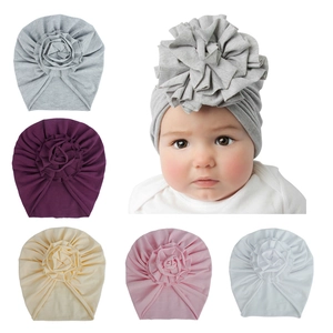 Détails de bonnets en coton tricoté pour bébé avec grands motifs de fleurs 3D plissées