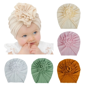 Turbans détaillés en coton pour bébé avec de grandes fleurs plissées faites main