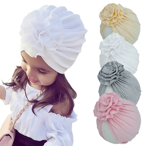 Détail du bonnet turban pour bébé en coton avec de grandes fleurs en tissu plissées