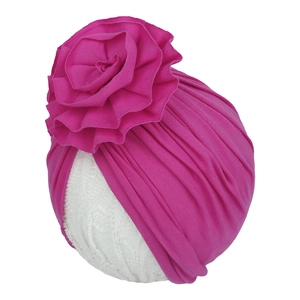 Bonnet bébé en coton tricoté rose avec une grande fleur 3D et texture plissée douce