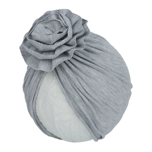 Détail du bonnet turban pour bébé en coton gris avec une grande fleur 3D plissée