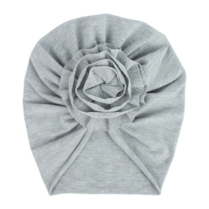 Détail du bonnet turban gris pour bébé avec grande fleur 3D en tissu sur maille de coton doux