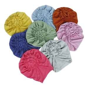 Lot de huit turbans en coton pour bébé avec grandes fleurs plissées assorties