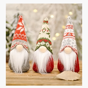 Drie kerstkabouters met gebreide mutsen op een houten tafel met sfeervolle kerstverlichting