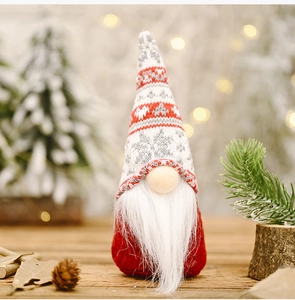 Detailopname van een kerstkabouter met rood viltlichaam en grijs gebreide Scandinavische muts