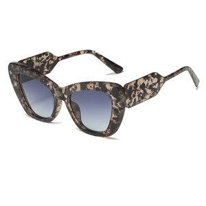 Cat-Eye-Sonnenbrille mit marmoriertem braunem Rahmen und graublauem Verlaufsglas