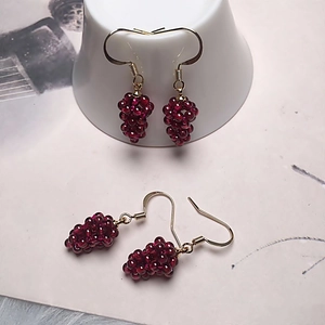 Pendientes de racimo de granate burdeos hechos a mano con elegantes ganchos dorados