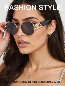 Détail de lunettes de soleil ovales de luxe avec monture dorée et design latéral ajouré