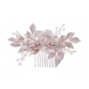 Eleganter roségoldener Brauthaarkamm mit rosa Blütenblättern, Perlen und Strass