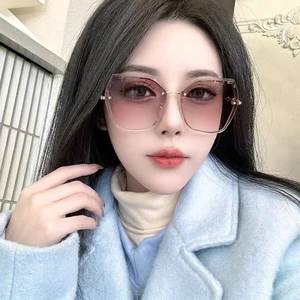Fashionable rimless oversized geometric sunglasses with gradient pink and purple lenses