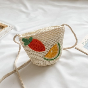Mini borsa a tracolla in paglia per bambini con ricamo carota e limone in bianco sporco