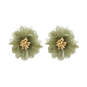 Boucles d'oreilles fleurs en dentelle mousseline vert sauge et crème aux pétales doux