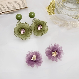 Boucles d'oreilles élégantes en mousseline vert olive et lavande sur fond vintage