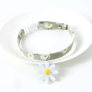 Adjustable daisy pet collar with floral pendant on a white plate for cats and small dogs