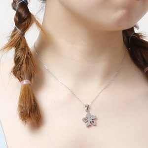 Collier argenté avec pendentif trèfle à quatre feuilles et petit cristal brillant