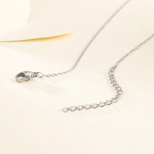 Détail du fermoir mousqueton et de la chaîne d'extension du collier fleur argenté
