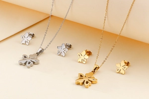 Vue détaillée des parures trèfle en or et argent avec petits accents diamantés
