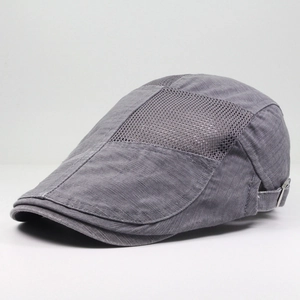 Detalle de gorra plana gris con paneles de malla transpirable y hebilla de metal
